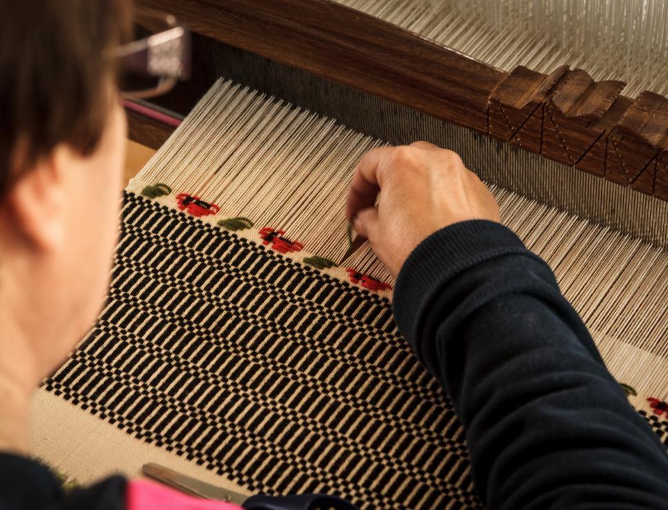 Tessitura di un tappeto al telaio tradizionale