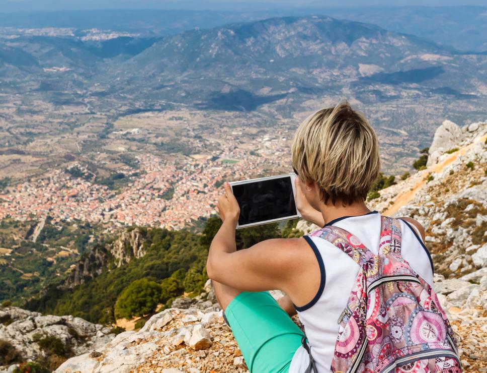 Monte Corrasi - Donna e tablet