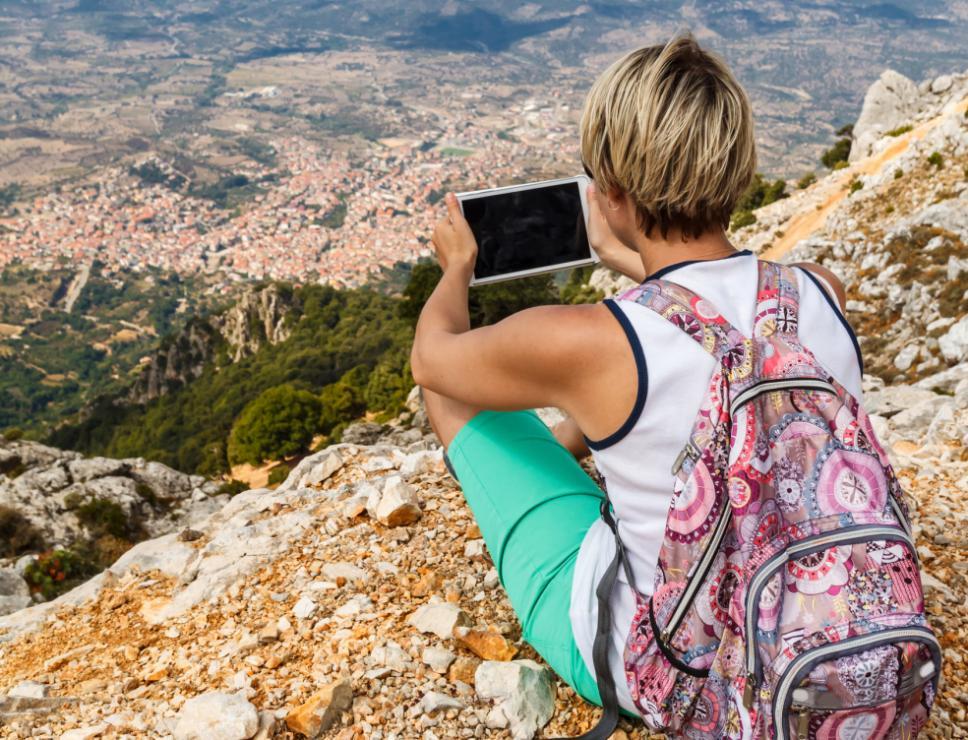shutterstock_244872076_monte_corrasi_donna_e_tablet_mikhail_starodubov1_0.jpg