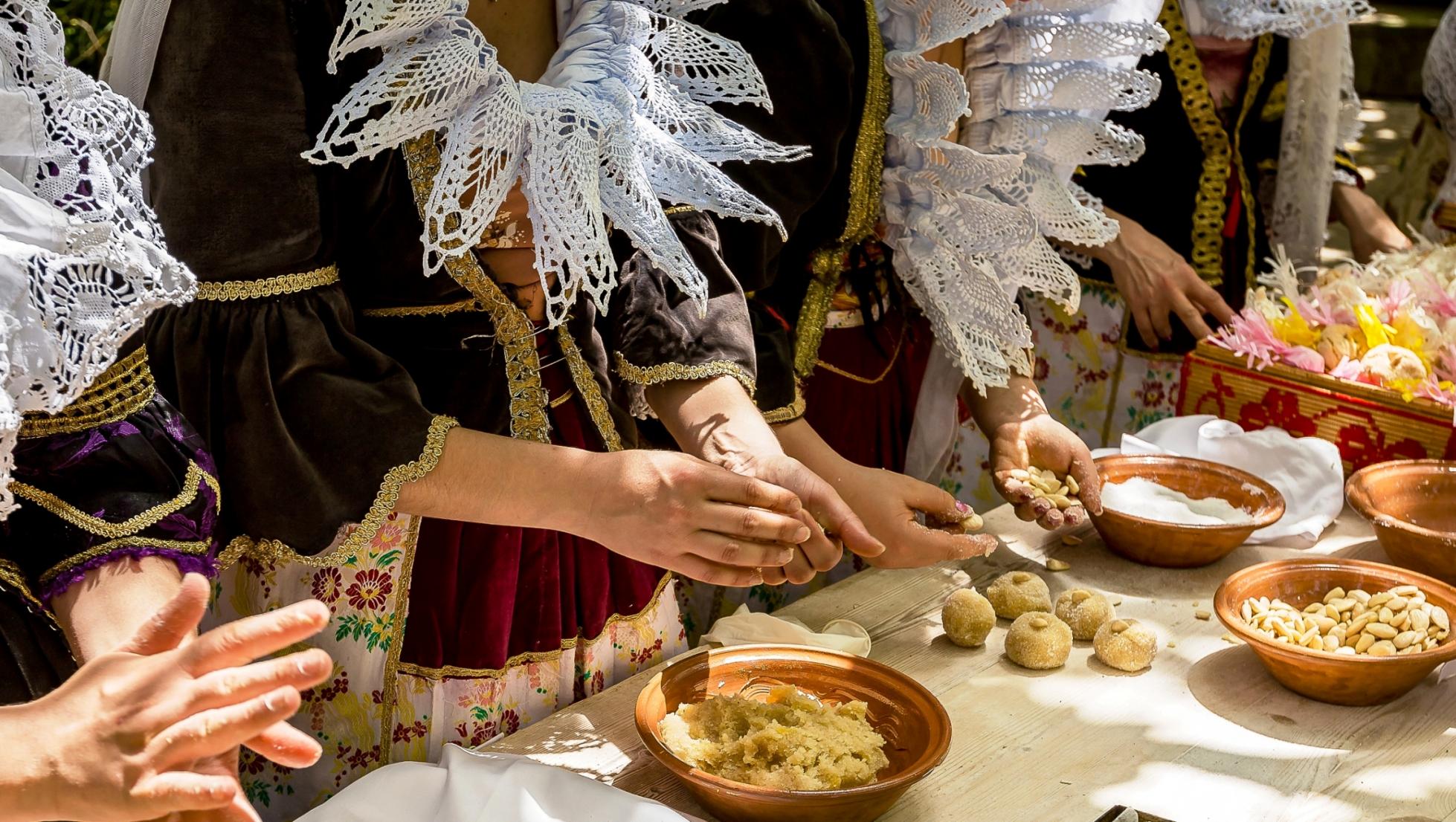Preparazione di dolci tipici - Casa Atzeri - Maracalagonis