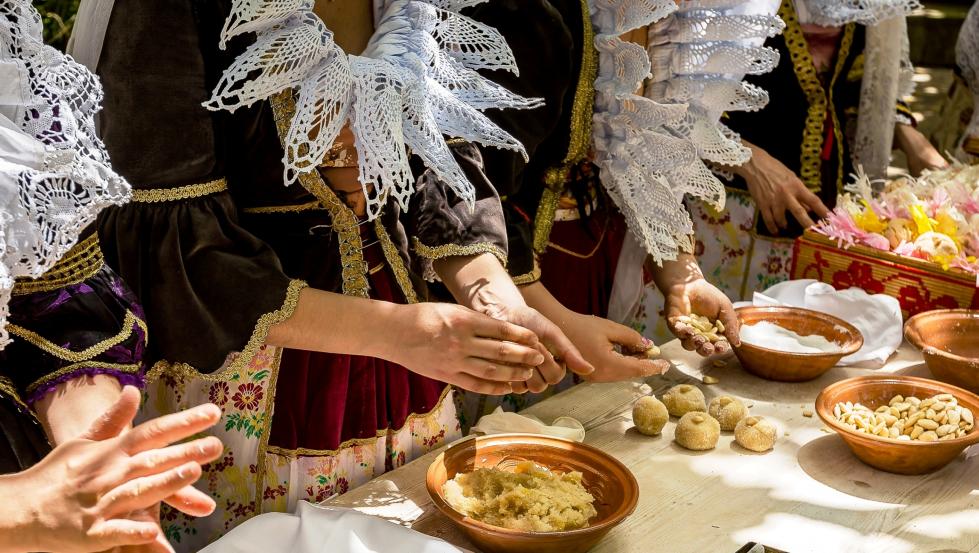 Preparazione di dolci tipici - Casa Atzeri - Maracalagonis