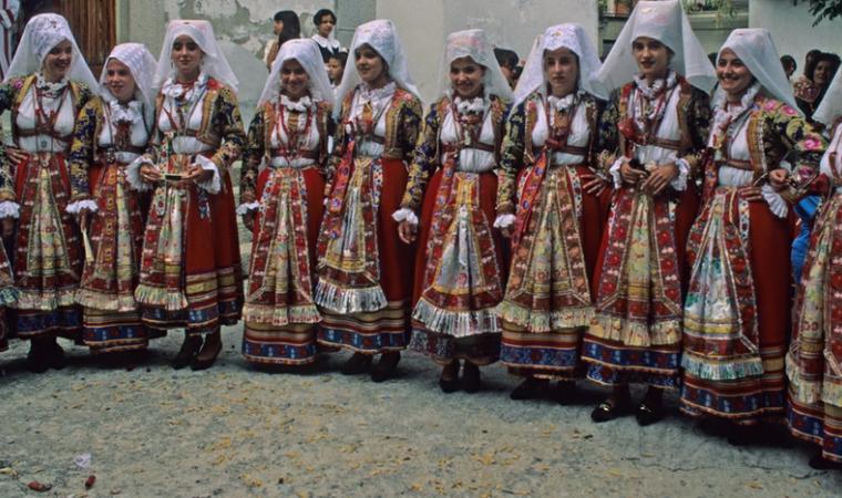 Ragazze in abito tradizionale - Ollolai
