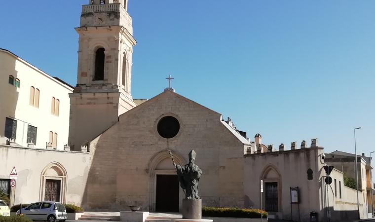 statua e chiesa di Sant'Ambrogio - Monserrato