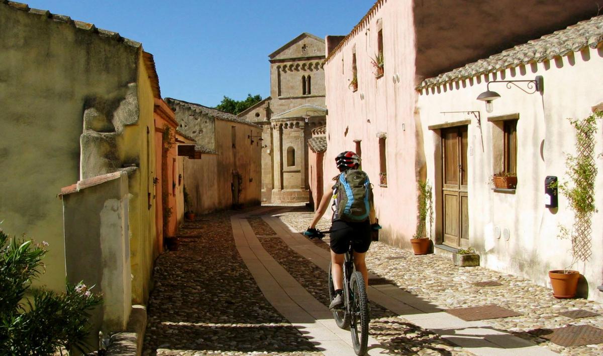 Biker nel borgo di Tratalias